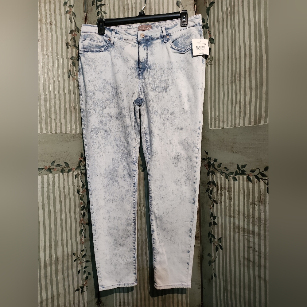NWT Women's Bleached Plus size jeans 16